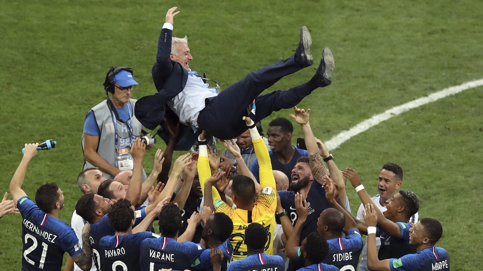 Les joueurs français portent leur sélectionneur Didier Deschamps après la victoire de leur pays en finale de la Coupe du monde.