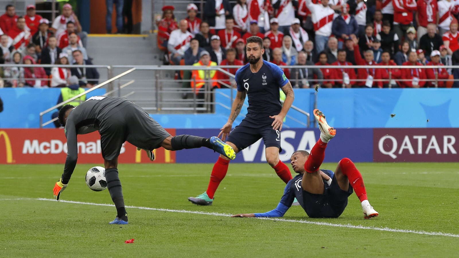 Le Français Kylian Mbappé (à droite) marque un but contre le Pérou à la Coupe du monde de 2018.