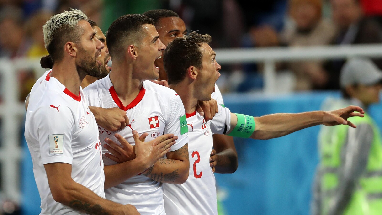 Le Suisse Granit Xhaka (au centre) célèbre son but contre la Serbie.