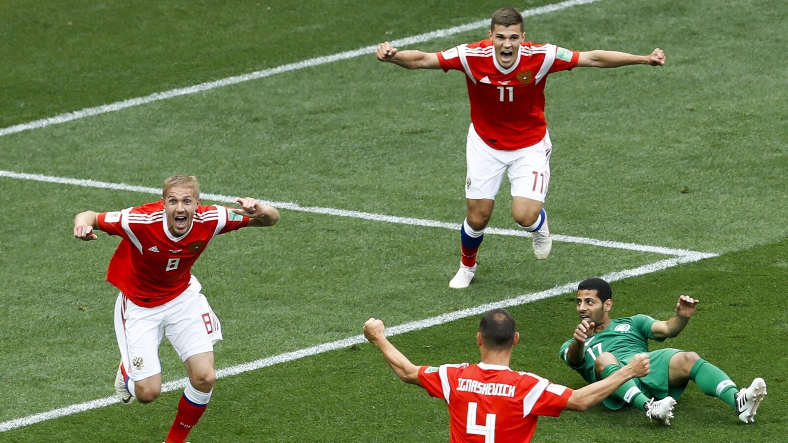 Le Russe Youri Gazinsky (à gauche) célèbre son but.