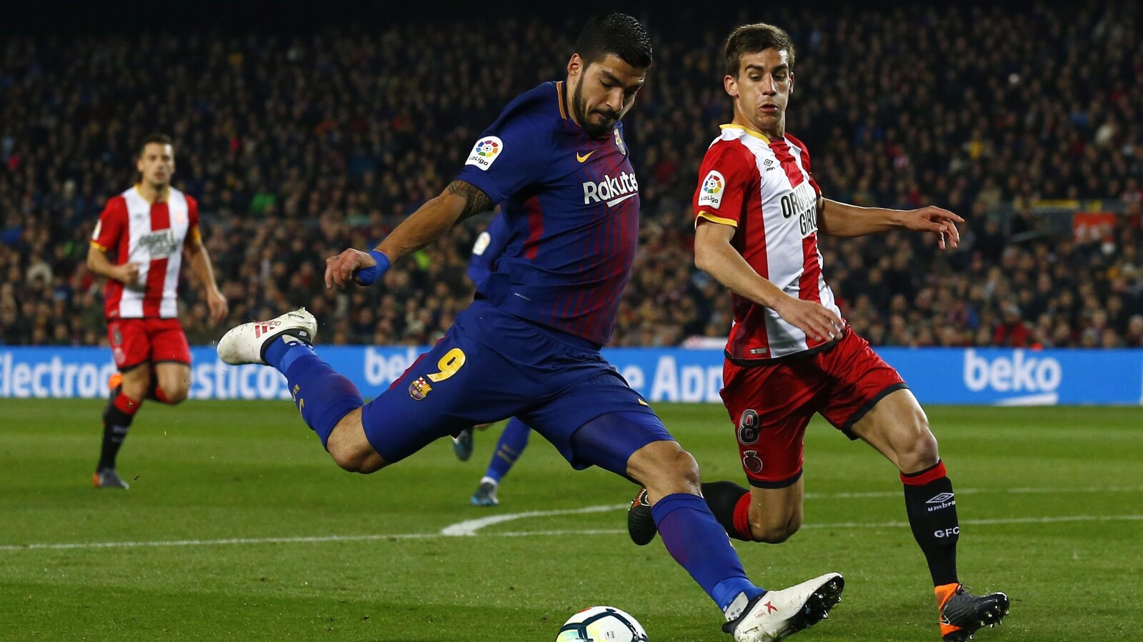 Luis Suarez, du FC Barcelone, et Pere Pons, de Gérone, en action dans un match de la ligue espagnole de soccer en février 2018
