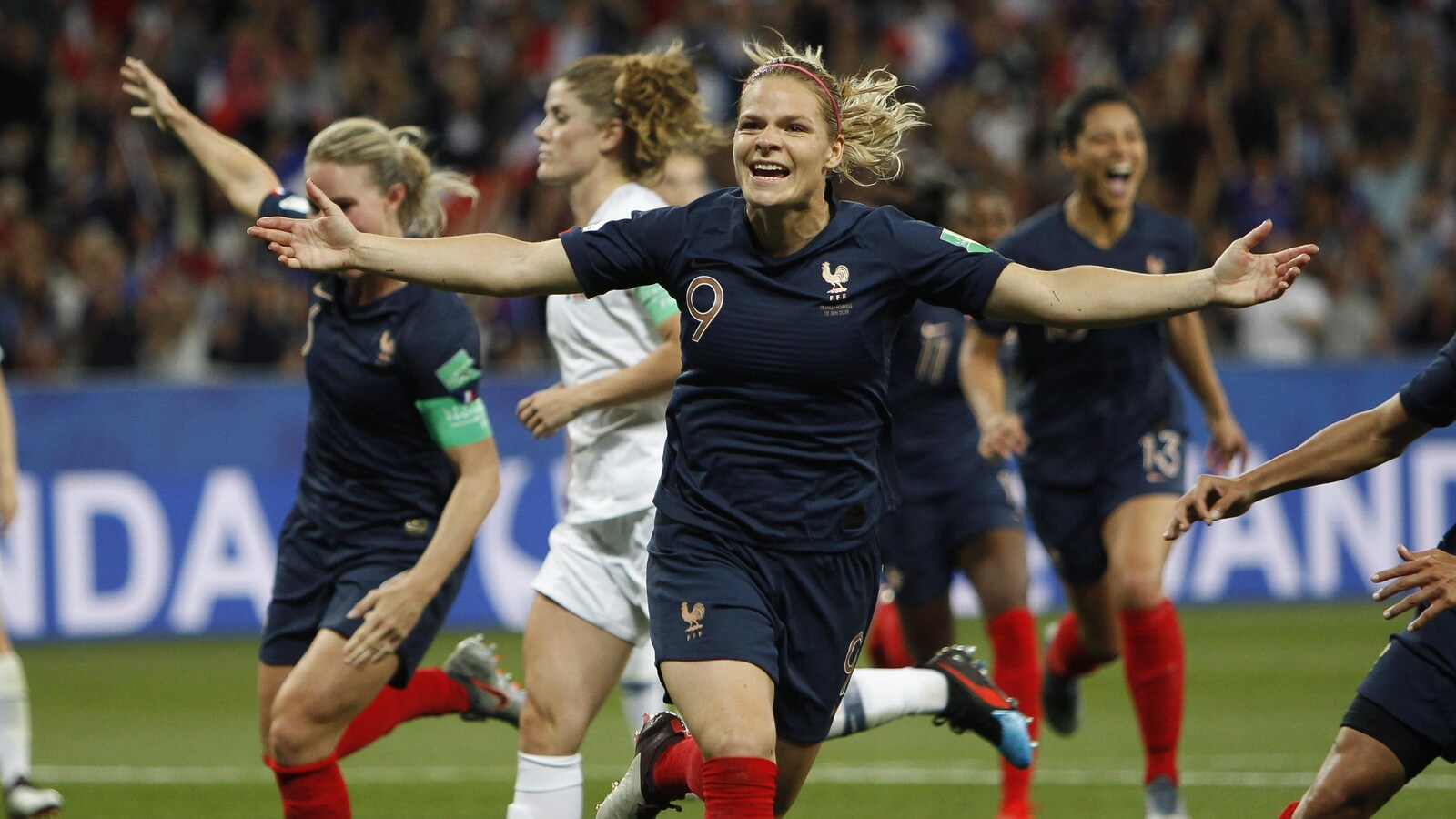 La footballeuse française célèbre son but inscrit contre la Norvège.