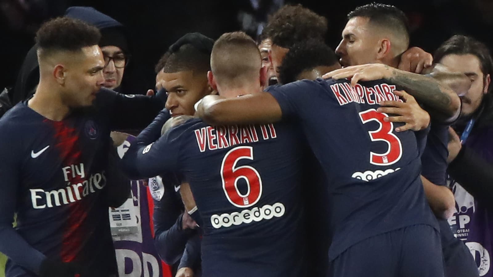Les joueurs du Paris Saint-Germain entourent Kylian Mbappé après son but contre l'Olympique de Marseille.