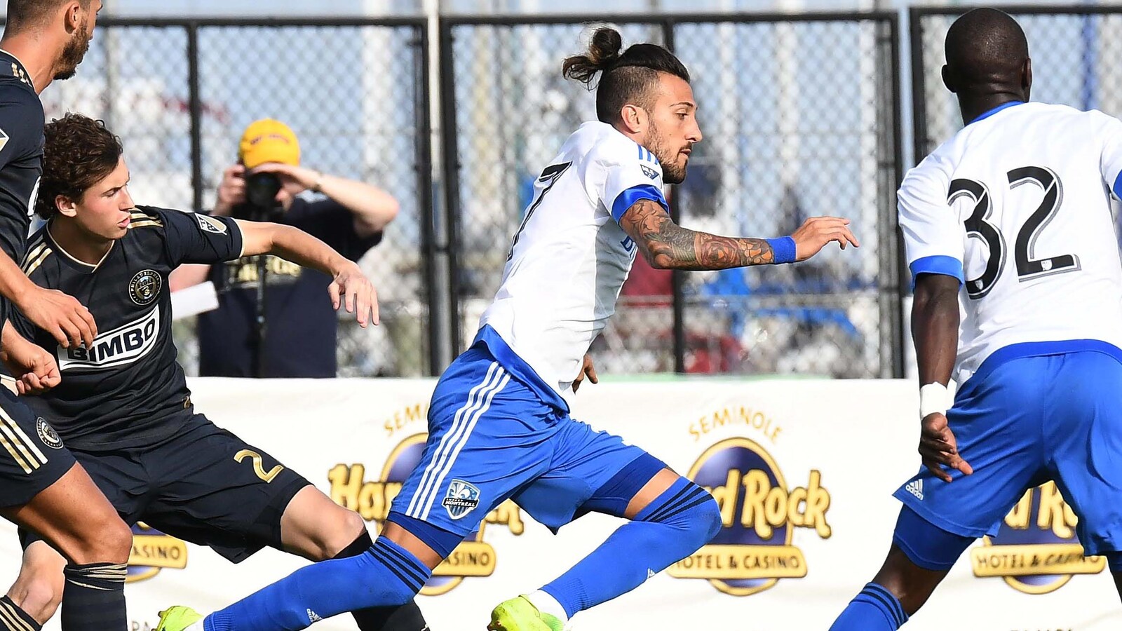 Maxi Urruti (au centre), de l'Impact de Montréal, en action en match présaison contre l'Union de Philadelphie