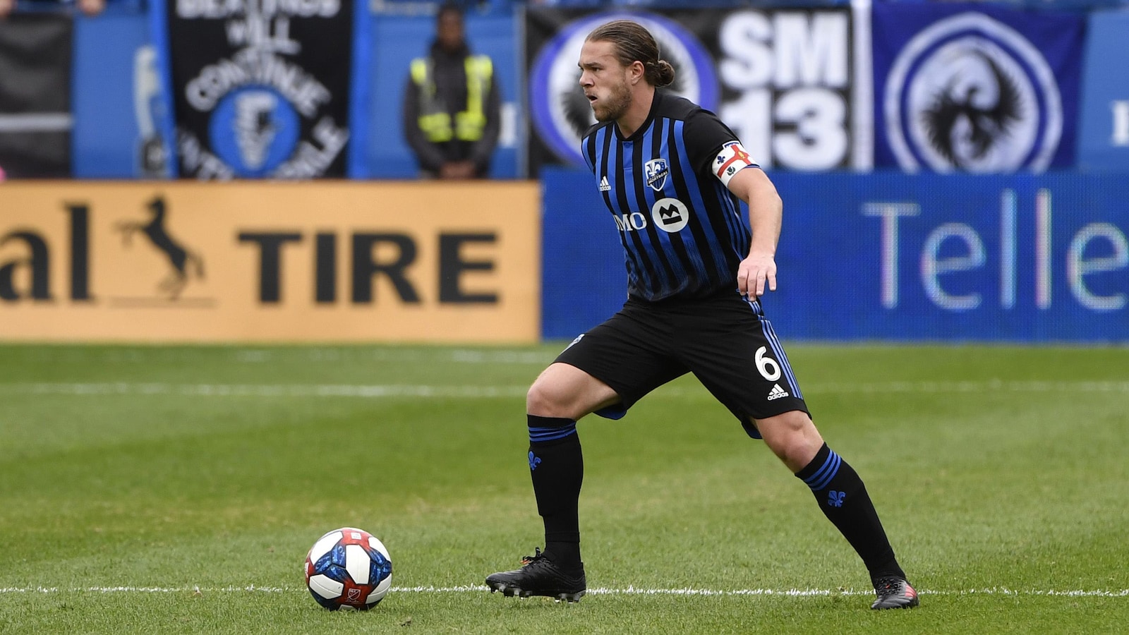 Samuel Piette, de l'Impact de Montréal, maîtrise le ballon au cours d'un match contre le Revolution de la Nouvelle-Angleterre.
