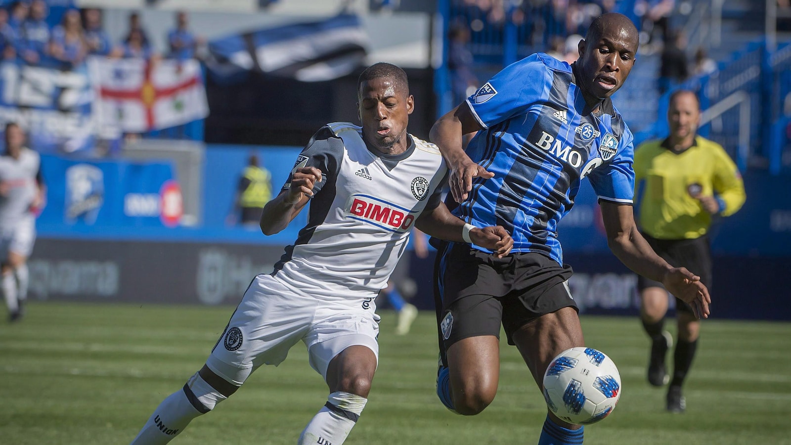Josh Yaro (à gauche), de l'Union de Philadelphie, livre un duel pour le ballon à Rod Fanni, de l'Impact de Montréal.