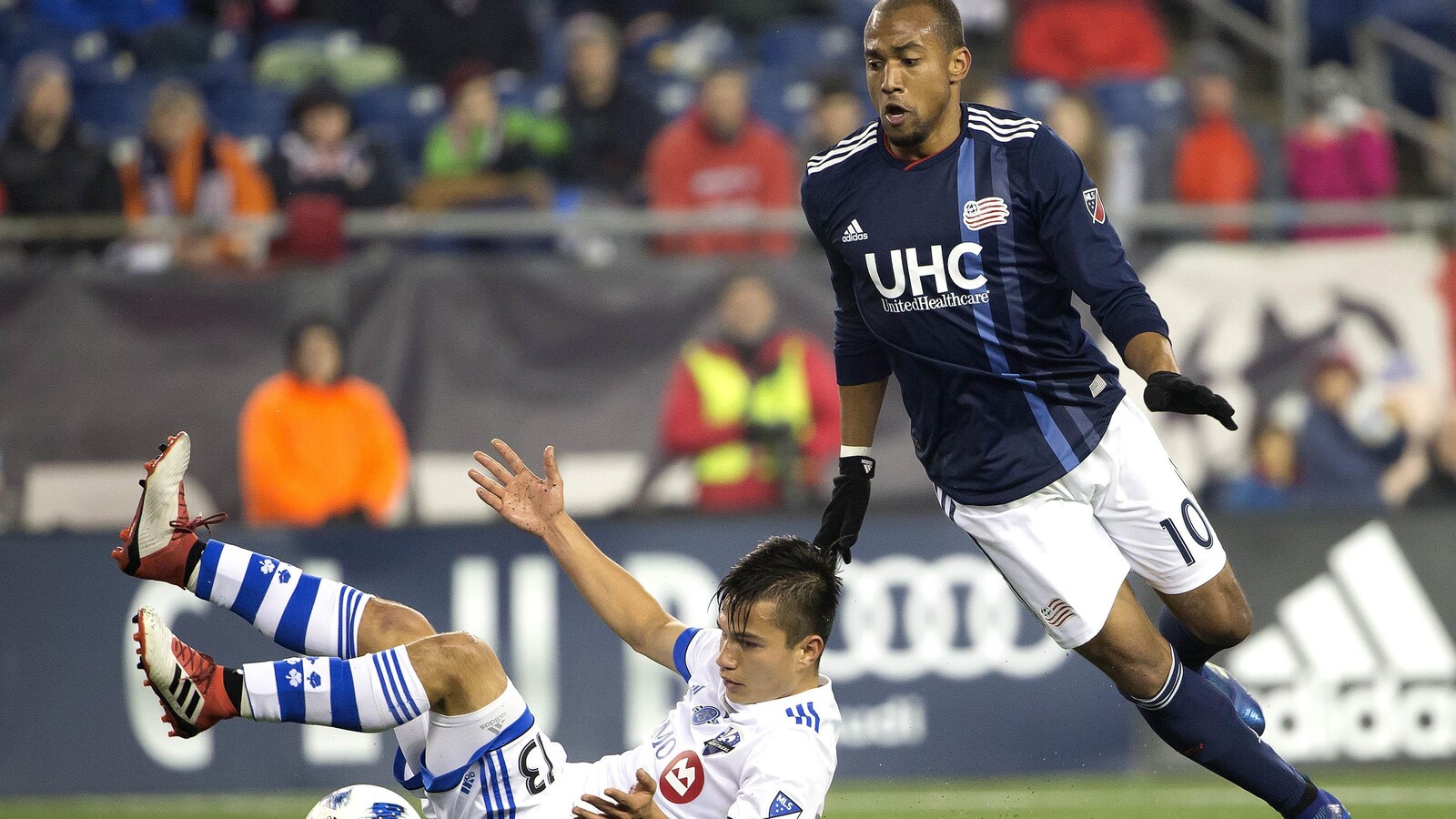 Teal Bunbury (à droite), du Revolution de la Nouvelle-Angleterre, fait trébucher Ken Krolicki, de l'Impact de Montréal.