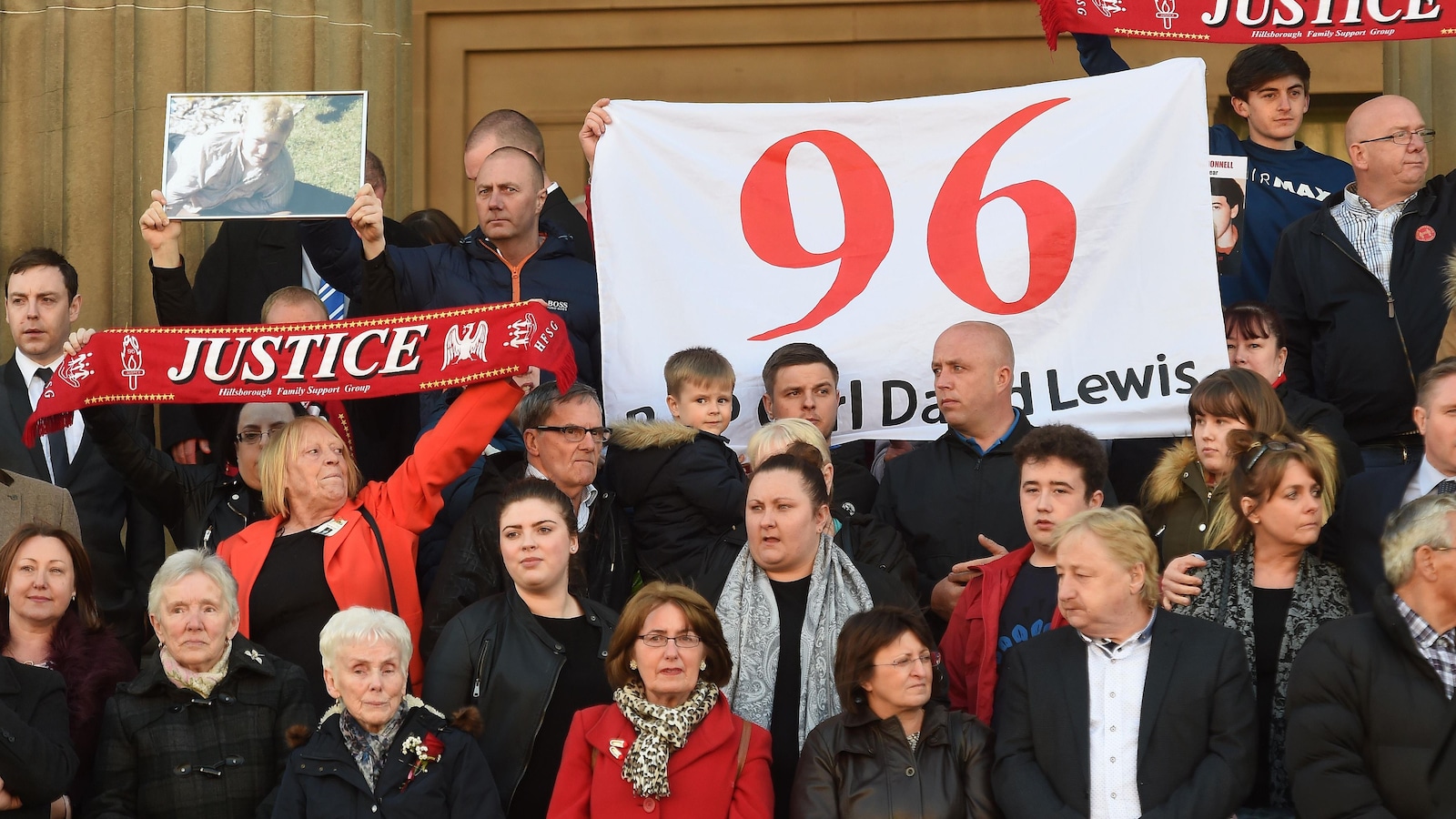 Les familles des victimes ont longtemps demandé justice pour les 96 personnes décédées.