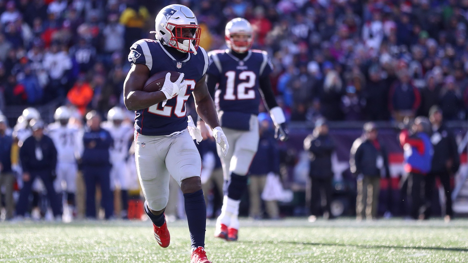 Sony Michel (no 26) et Tom Brady (no 12)
