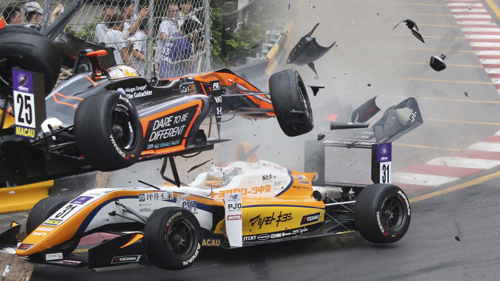 Le bolide de Sophia Flörsch survole celui du Japonais Sho Tsuboi en route vers la tente des photographes.