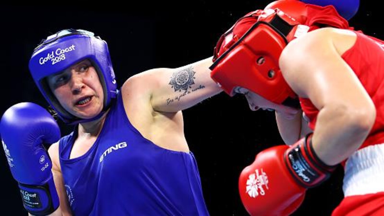 La Canadienne Marie-Jeanne-Parent (bleu) dans son combat demi-finales contre l'Anglaise Sandy Ryan aux Jeux du Commonwealth..