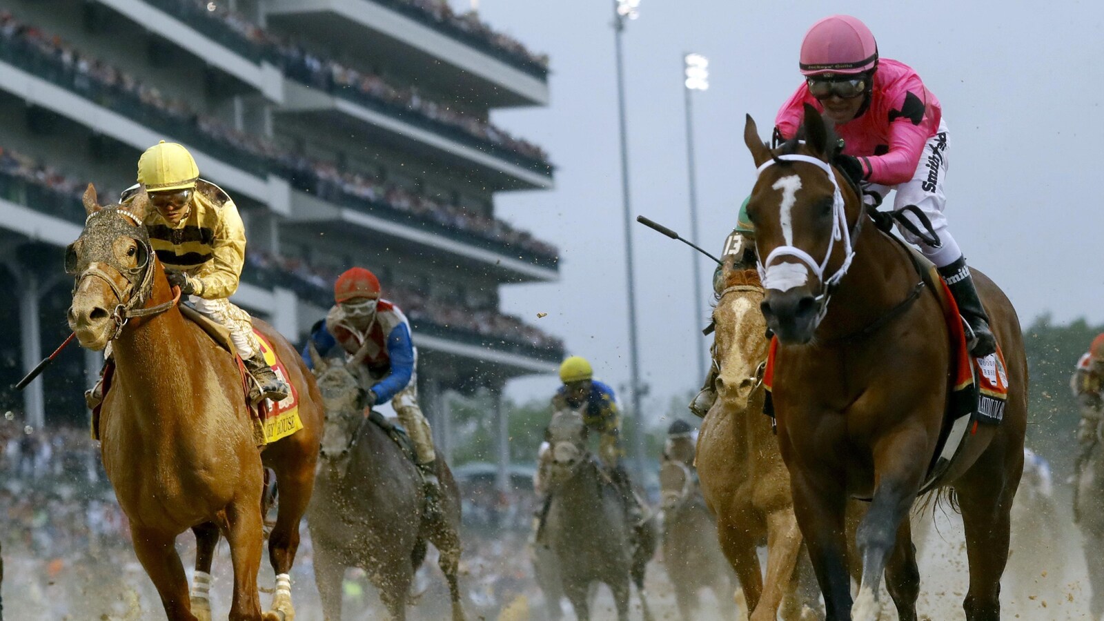 Luis Saez et sa monture Maximum Security (à droite) franchissent la ligne d'arrivée du Derby du Kentucky.