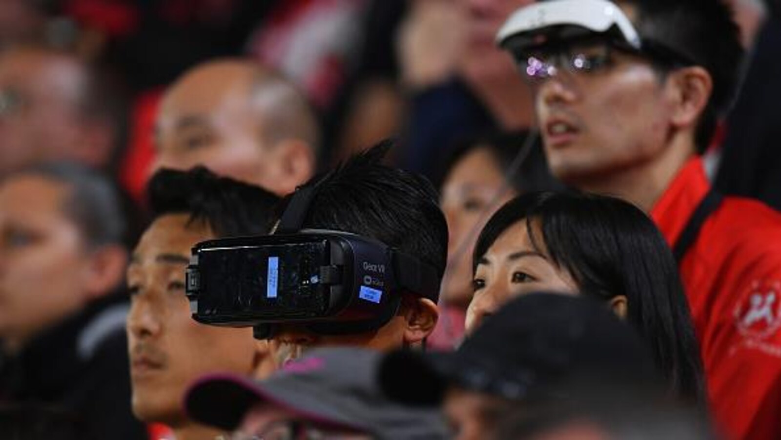 Ils portent des lunettes de réalité virtuelles.