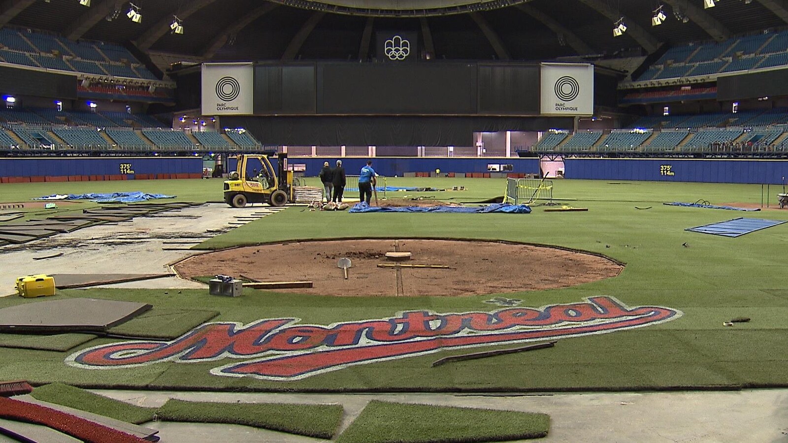 Les employés du stade olympique s'affairaient déjà, la semaine dernière, à la préparation du terrain pour le baseball.