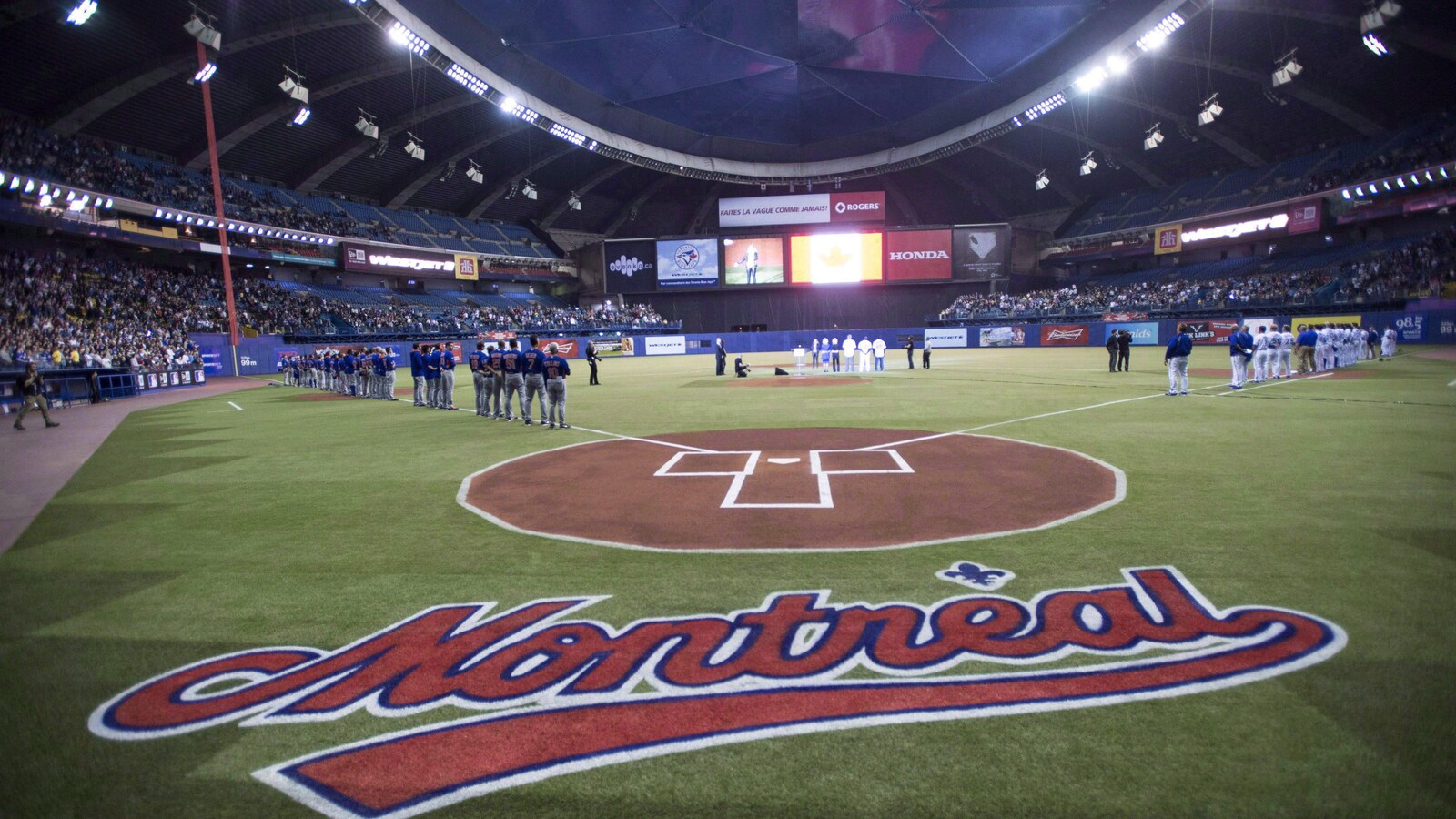 Les joueurs des Blue Jays de Toronto et des Mets de New York avant un match préparatoire au stade olympique de Montréal