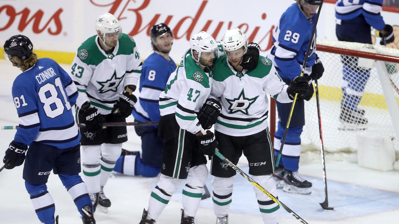 Les joueurs des Stars célèbrent un but marqué contre les Jets.