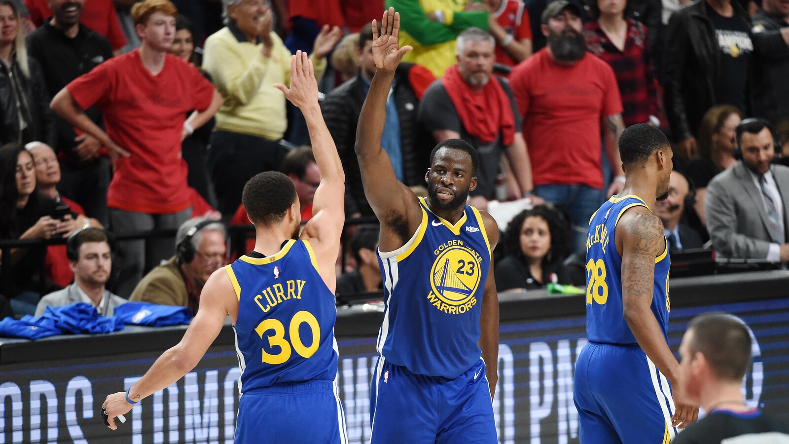 Stephen Curry et Draymond Green célèbrent un panier.