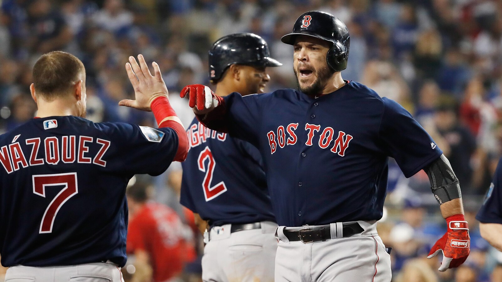 Steve Pearce des Red Sox croise le marbre après avoir marqué son deuxième circuit du cinquième match de la Série mondiale.