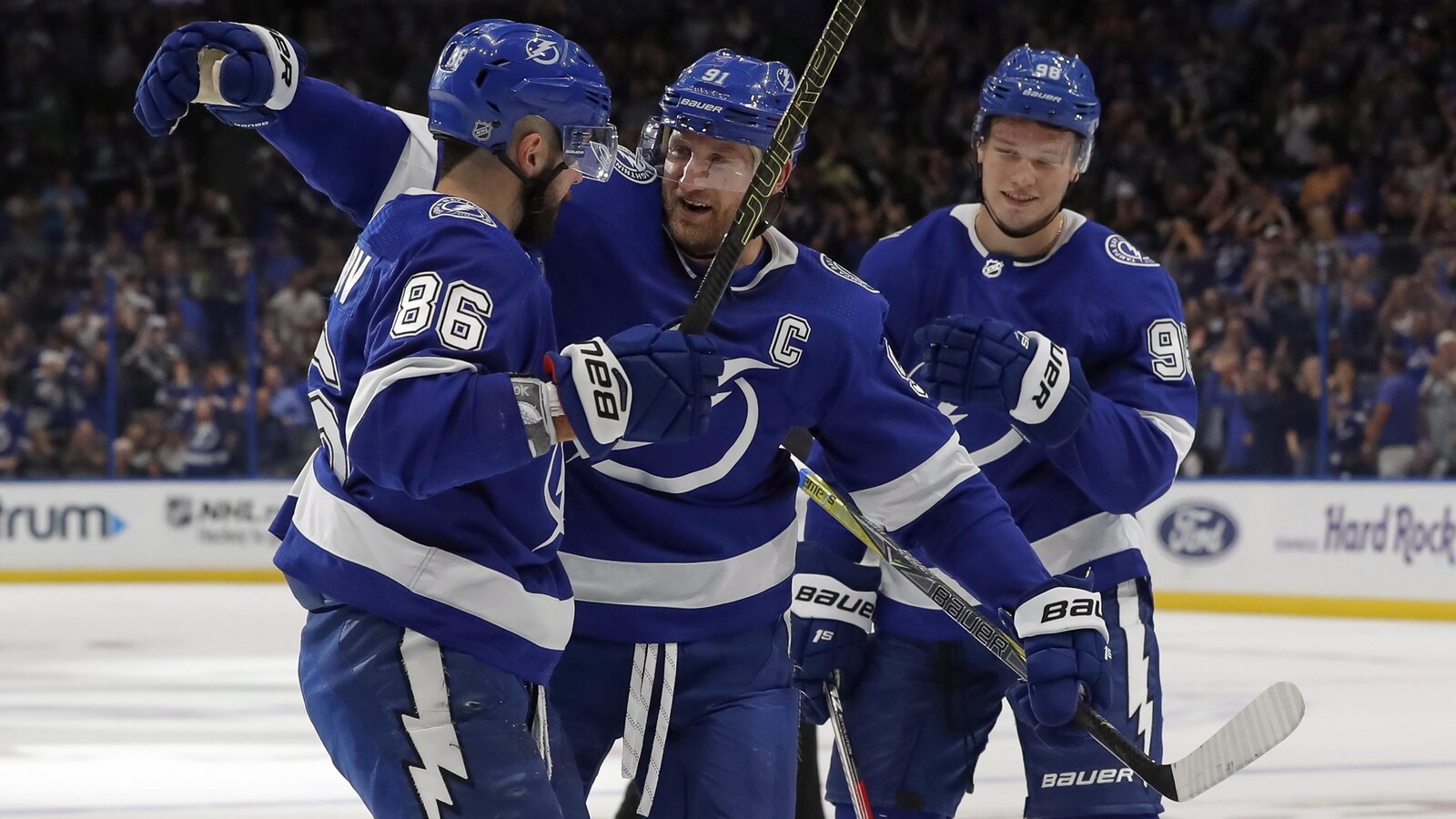 Nikita Kucherov, Steven Stamkos et Mikhail Sergachev du Lightning