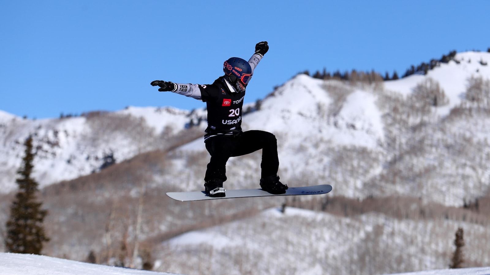Baptiste Brochu en actions en qualifications de l'épreuve de snowboard cross aux mondiaux de surf des neiges à Solitude, aux États-Unis.