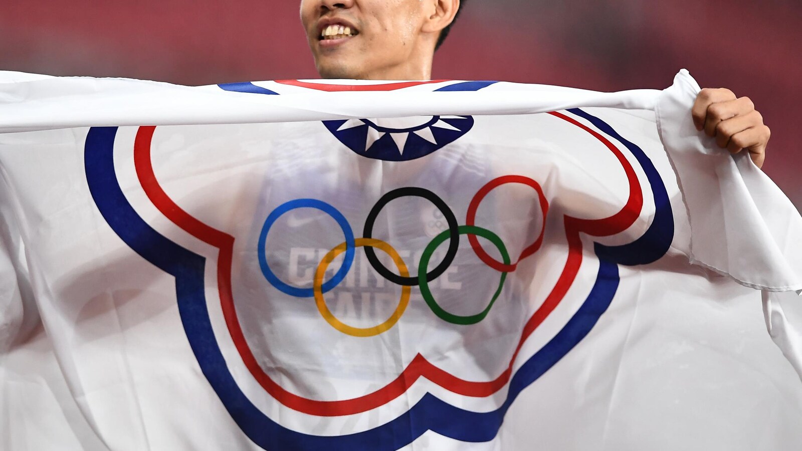 Toile sur laquelle on voit le soleil du drapeau de Taïwan et les anneaux olympiques.
