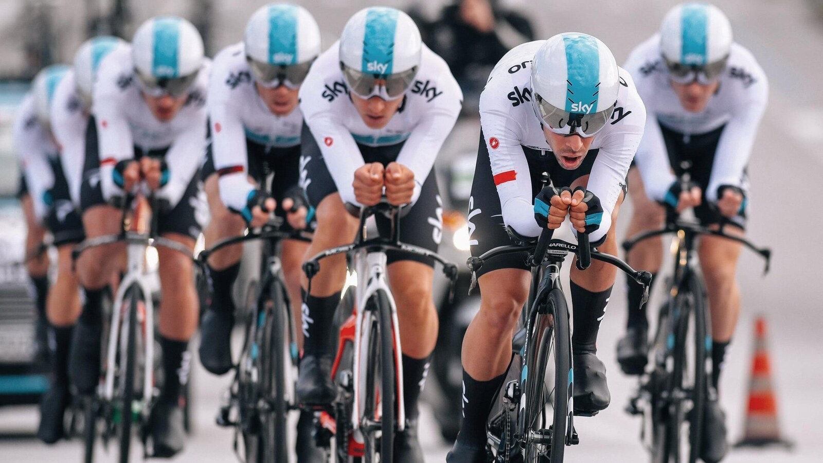 Les membres de l'équipe Sky en course lors d'un contre-la-montre
