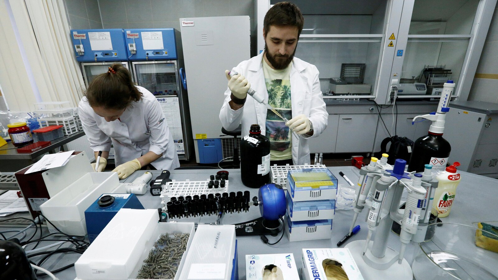 Des techniciens à l'oeuvre dans le laboratoire antidopage de Moscou (archives)
