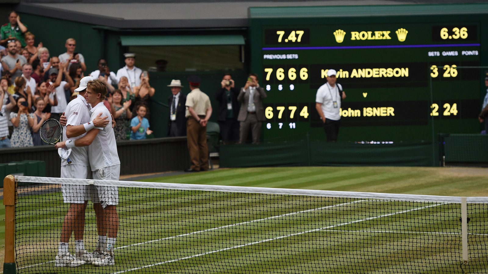 John Isner et Kevin Anderson se font une accolade à l'issue de leur demi-finale remportée en 6 h 36 min de jeu par Anderson.