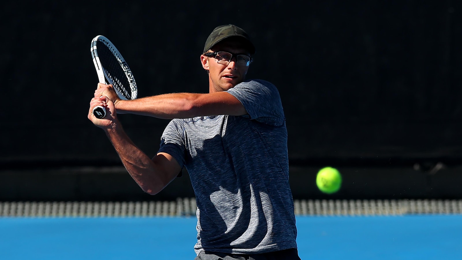Le Canadien Peter Polansky renvoie la balle du revers à l'Australien Thanasi Kokkinakis en qualifications des Internationaux d'Australie.