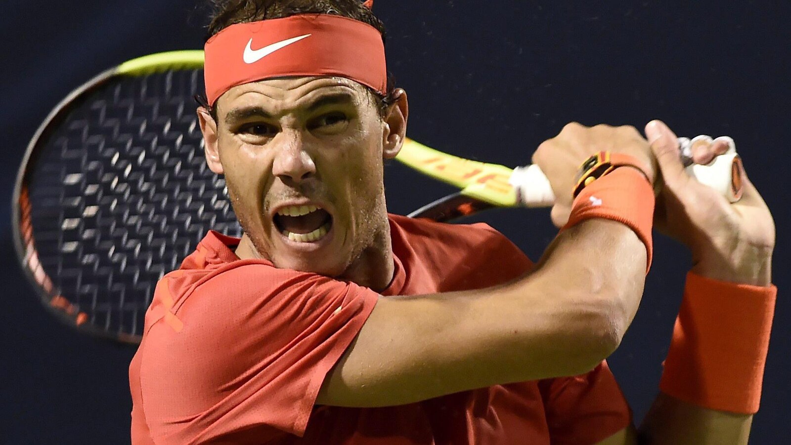 Rafael Nadal renvoie la balle vers son adversaire des demi-finales de la Coupe Rogers, Karen Khachanov.