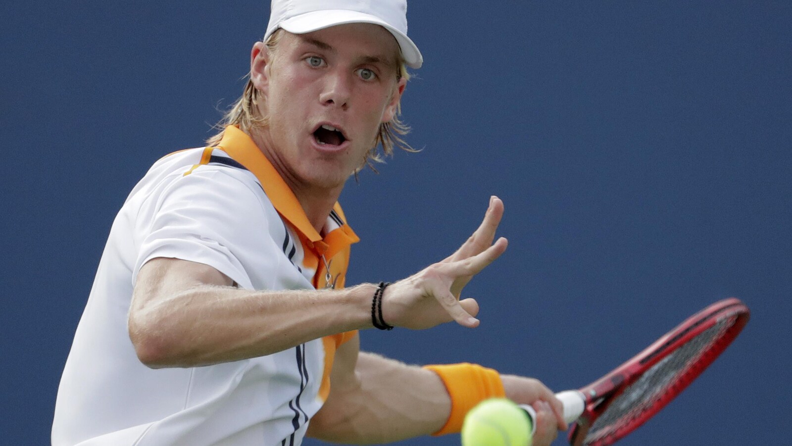Le Canadien Denis Shapovalov frappe la balle en coup droit pendant un match