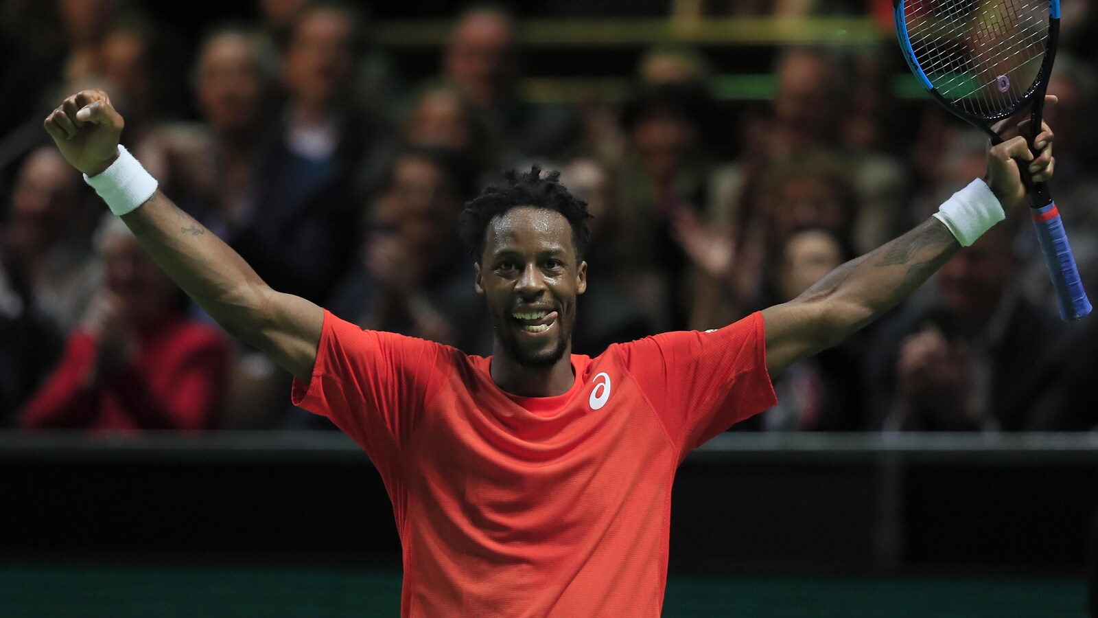 Gaël Monfils célèbre sa victoire contre Stan Wawrinka en finale du tournoi de Rotterdam.
