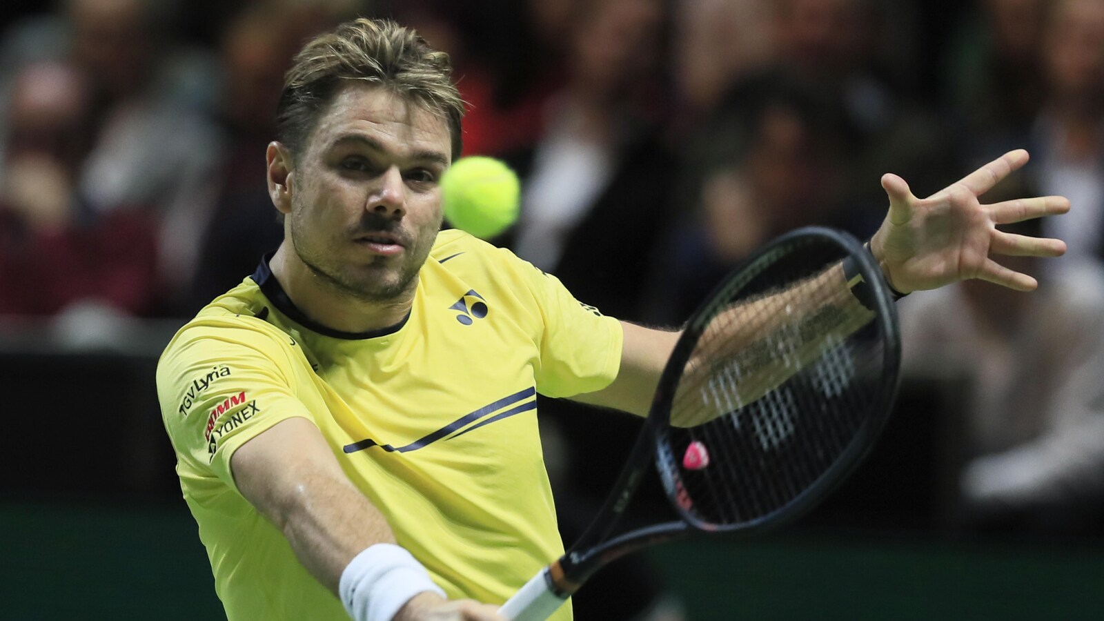 Stan Wawrinka renvoie la balle vers Kei Nishikori en demi-finale du tournoi de Rotterdam.
