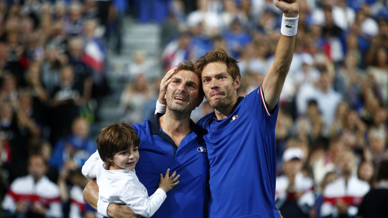 Les Français Nicolas Mahut (à droite) et Julien Benneteau célèbrent leur victoire en trois manches contre les Espagnols Marcel Granollers et Feliciano Lopez en demi-finales de la Coupe Davis.