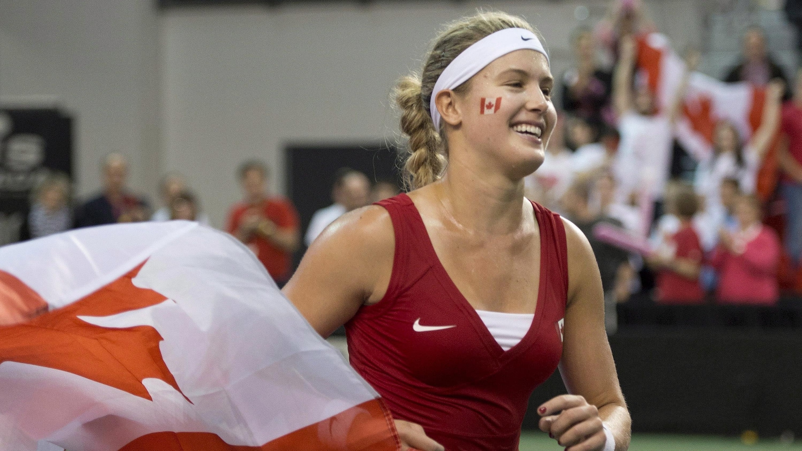 Eugenie Bouchard célèbre sa victoire contre la Slovaque Jana Cepelova en Fed Cup à Québec.