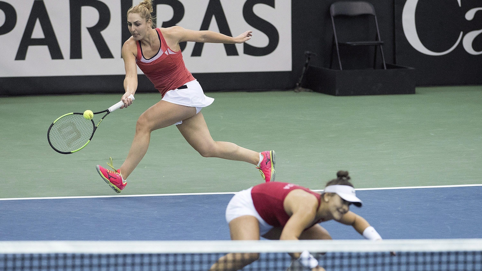 Gabriela Dabrowski (à gauche) frappe la balle par-dessus sa coéquipière canadienne Bianca Andreescu contre les Ukrainiennes Kateryna Bondarenko et Olga Savchuk.