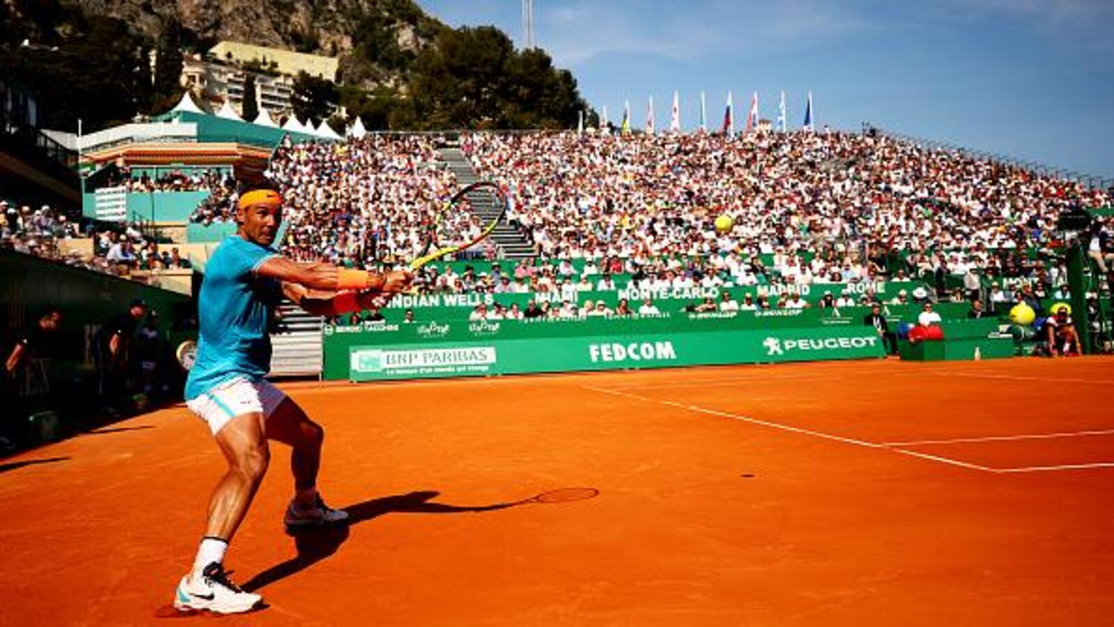 Il frappe un revers à deux mains sur la terre battue de Monte-Carlo