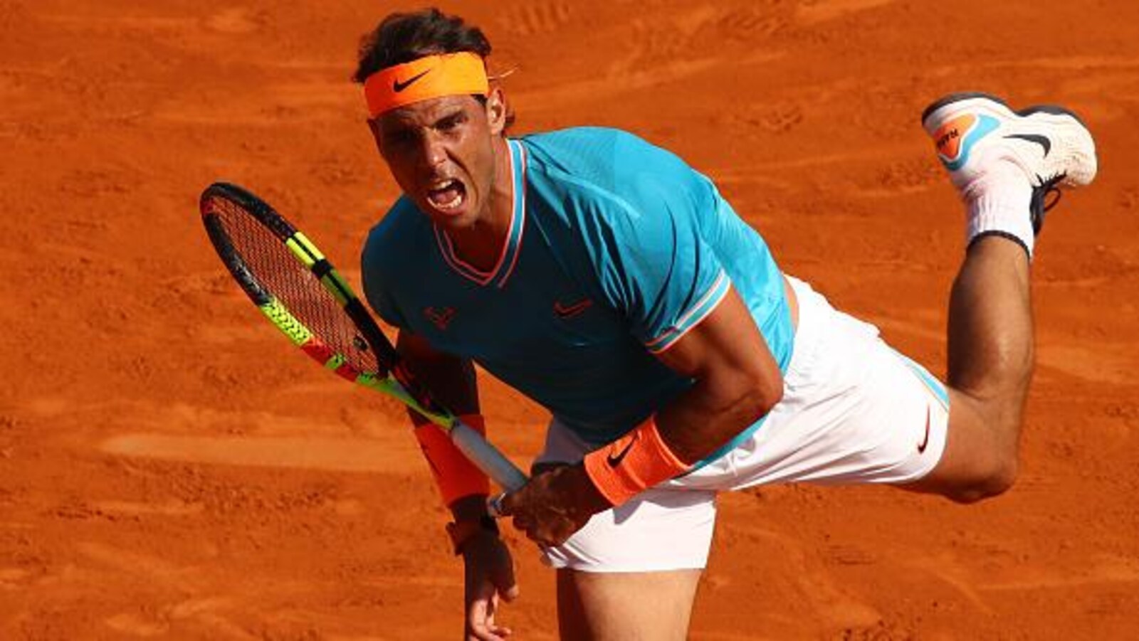 Rafael Nadal en plein effort au service sur la terre battue de Monte-Carlo
