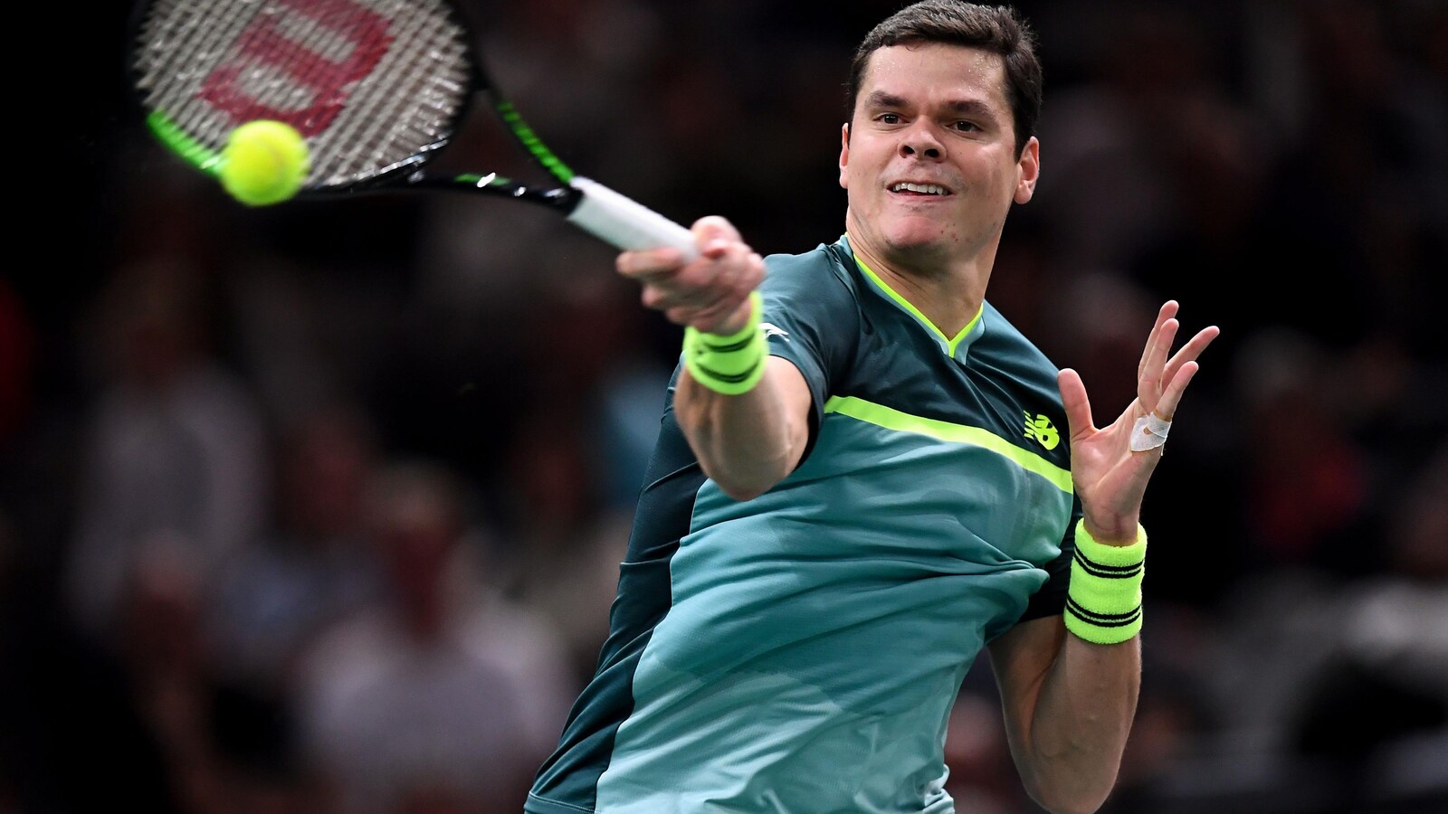 Milos Raonic frappe un coup droit.