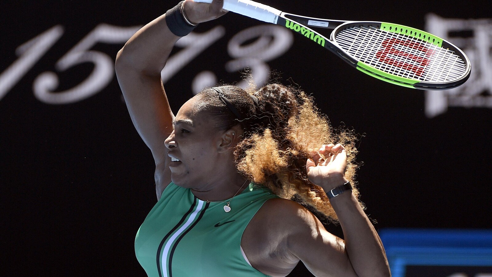 L'Américaine Serena Williams renvoie la balle vers l'Ukrainienne Dayana Yastremska au troisième tour des Internationaux d'Australie.