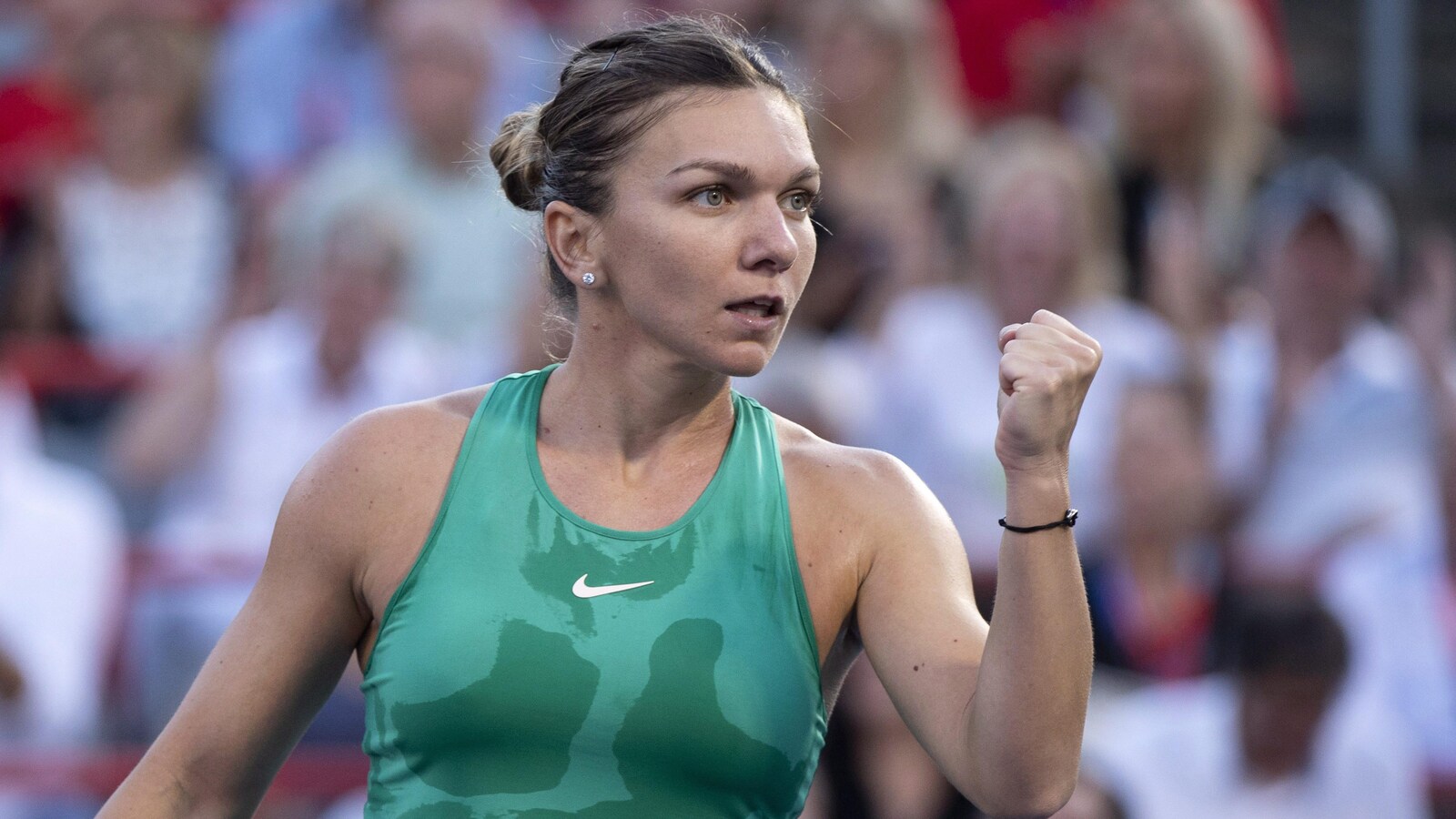 Simona Halep célèbre un point gagné contre Caroline Garcia.