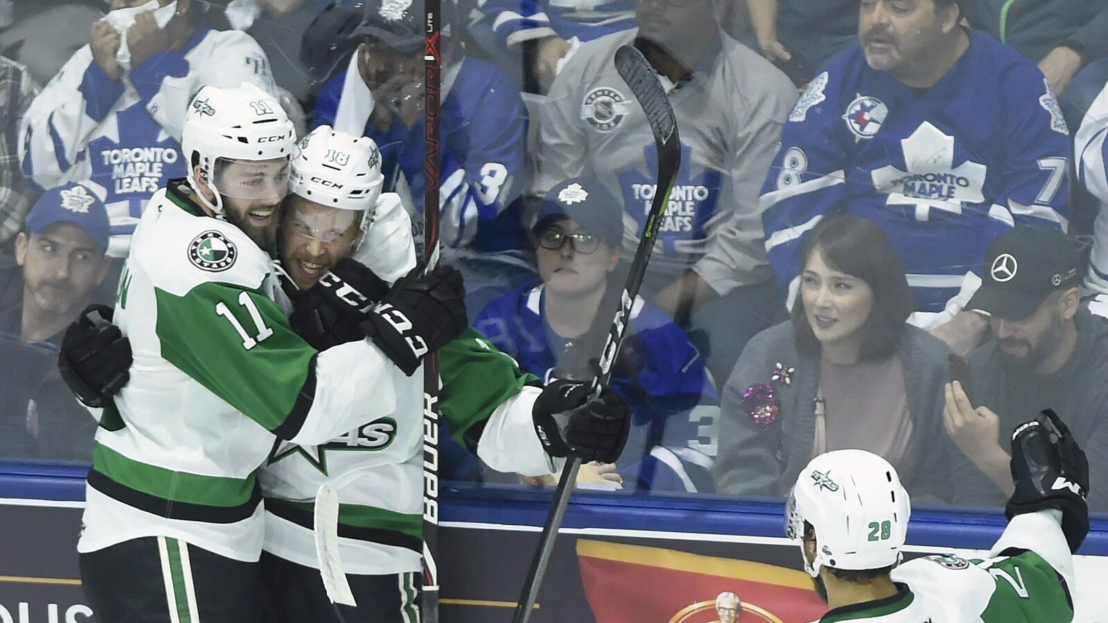 Les joueurs des Stars de Texas célèbrent leur but contre les Marlies de Toronto.