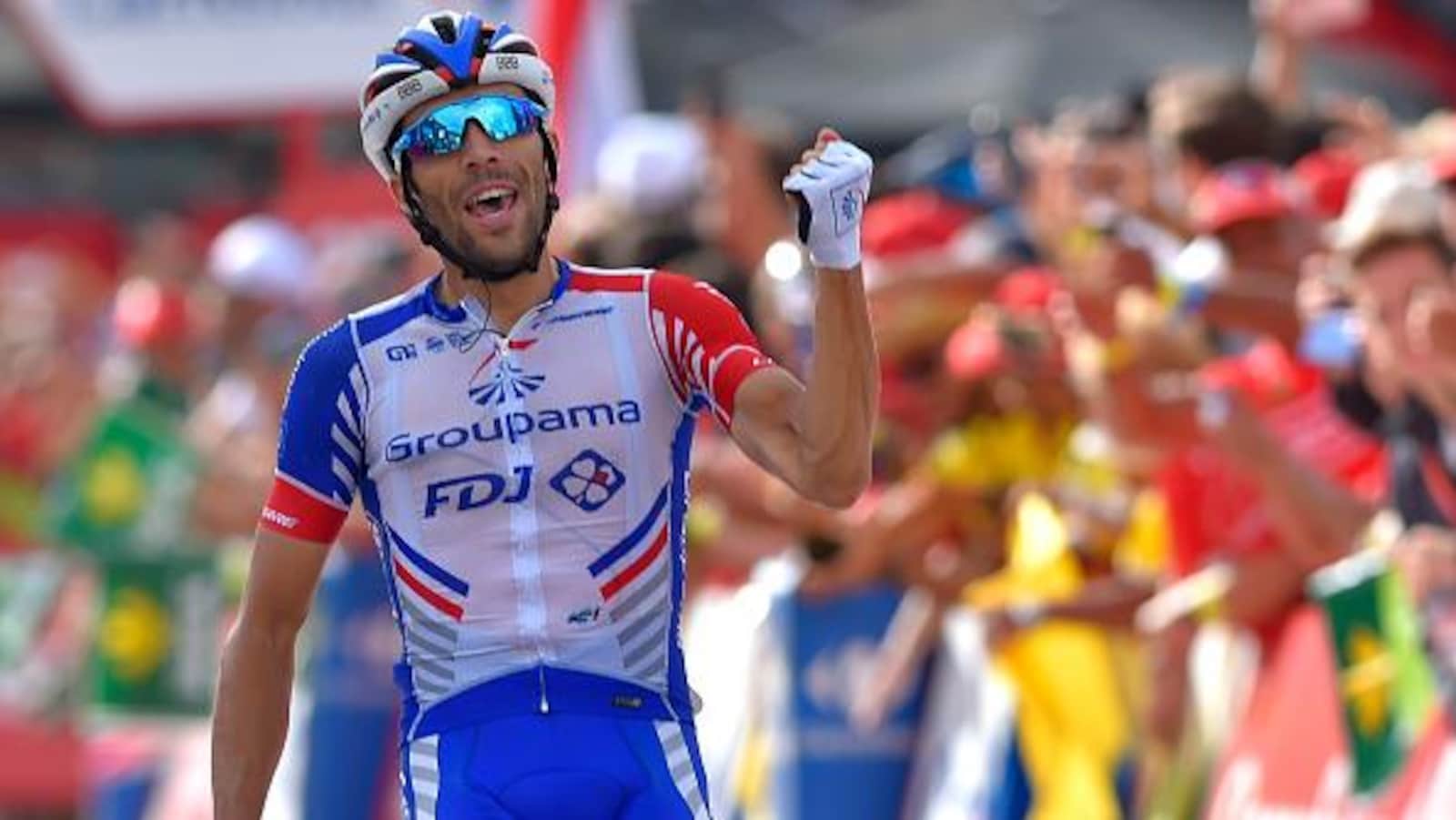 Thibaut Pinot lève le poing gauche en franchissant l'arrivée de la 19e étape de la Vuelta.