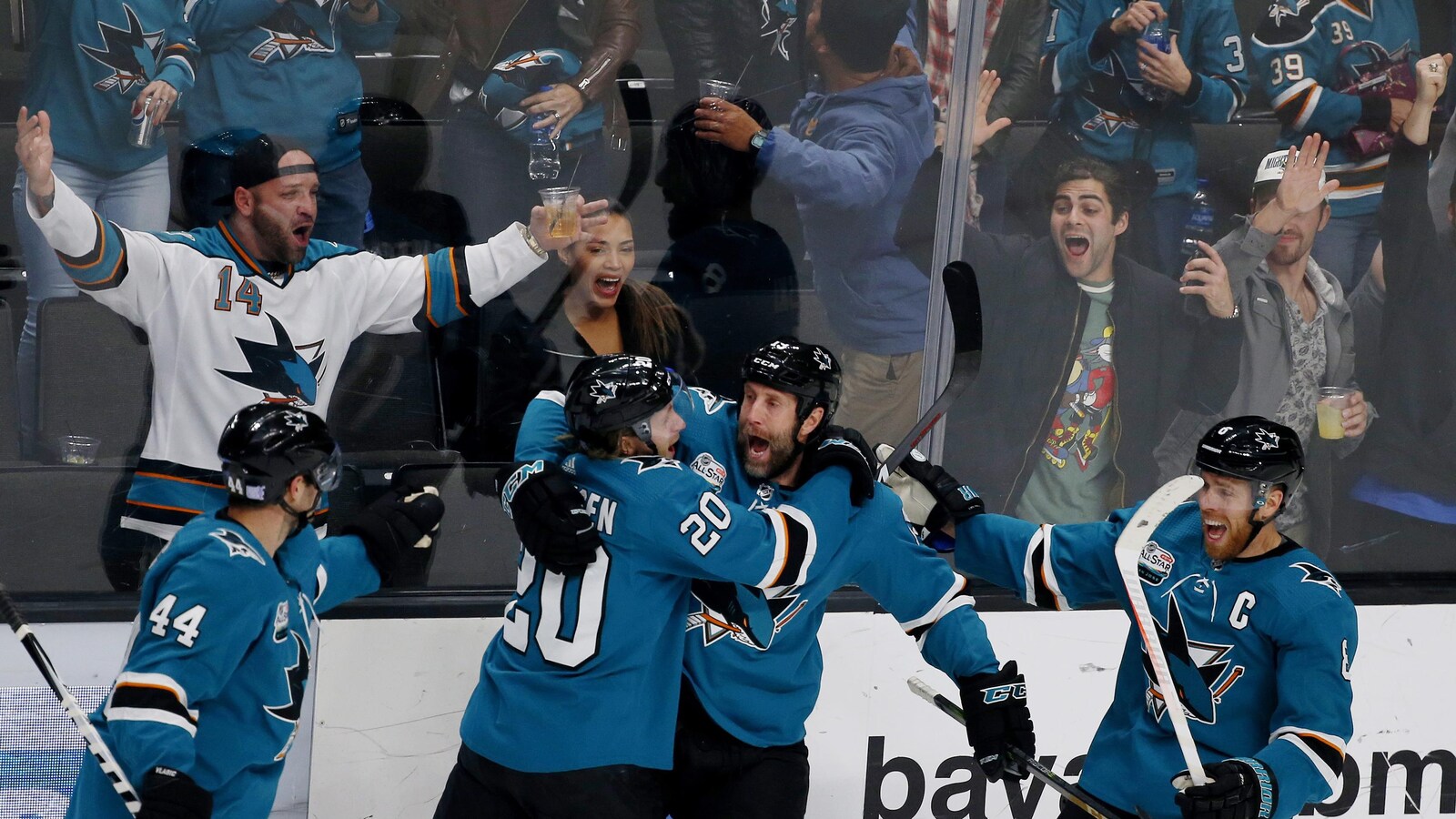 Joe Thornton célèbre son 400e but avec ses coéquipiers.