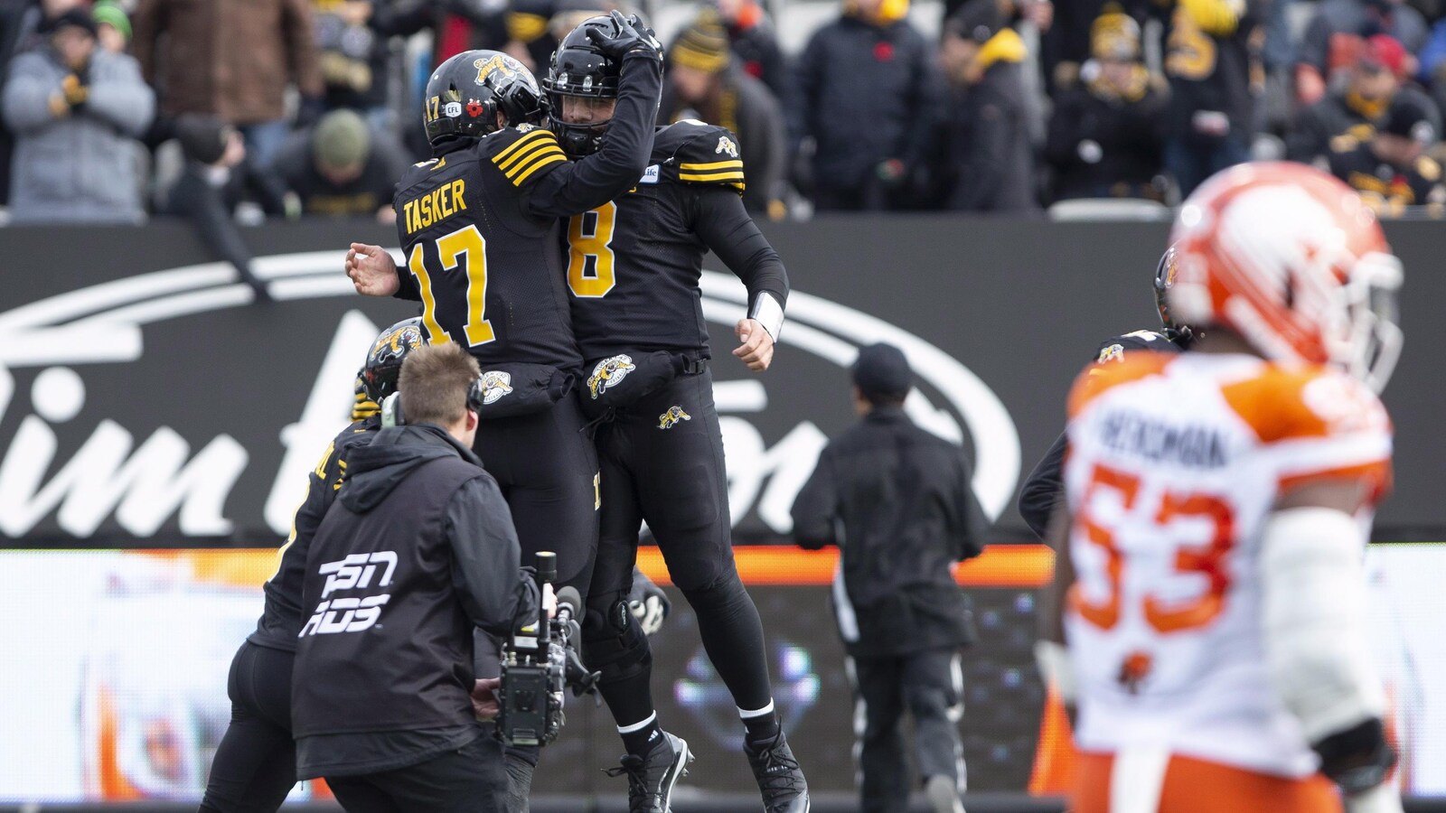 Jeremiah Masoli célèbre une passe de touché réussie avec Luke Evans en demi-finale de l'Est entre les Tiger-Cats et les Lions de la Colombie-Britannique à Hamilton.