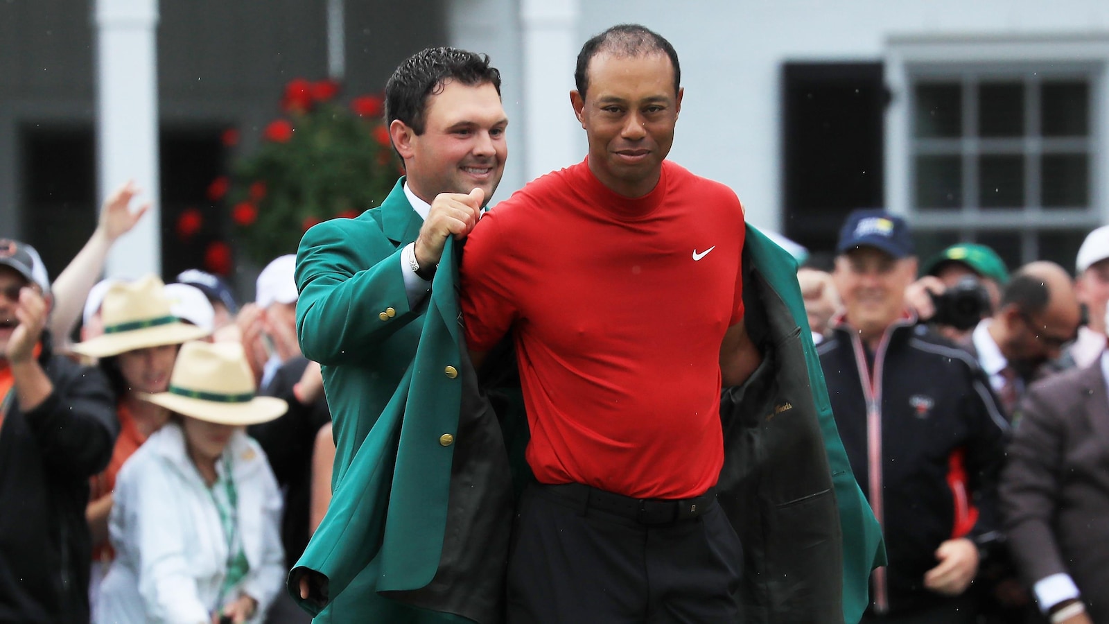 Tiger Woods reçoit son cinquième veston vert du champion en titre du Tournoi des maîtres, Patrick Reed