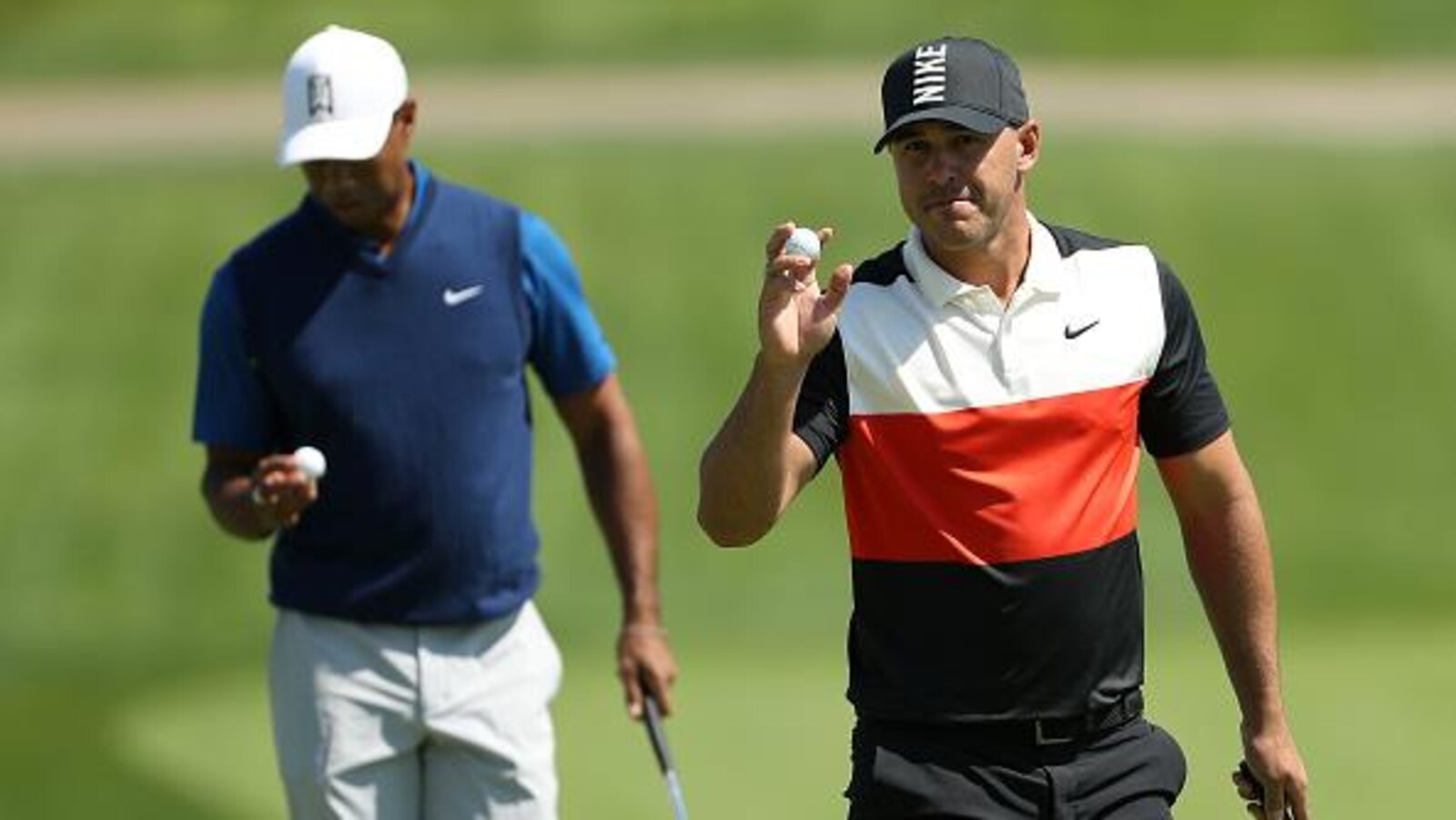 L'Américain Brooks Koepka (à droite) a aisément distancé son partenaire de jeu Tiger Woods au terme de la première ronde.