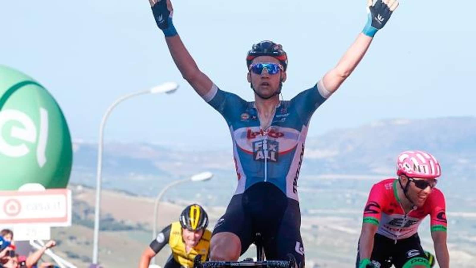 Tim Wellens tout juste devant Michael Woods (rose)