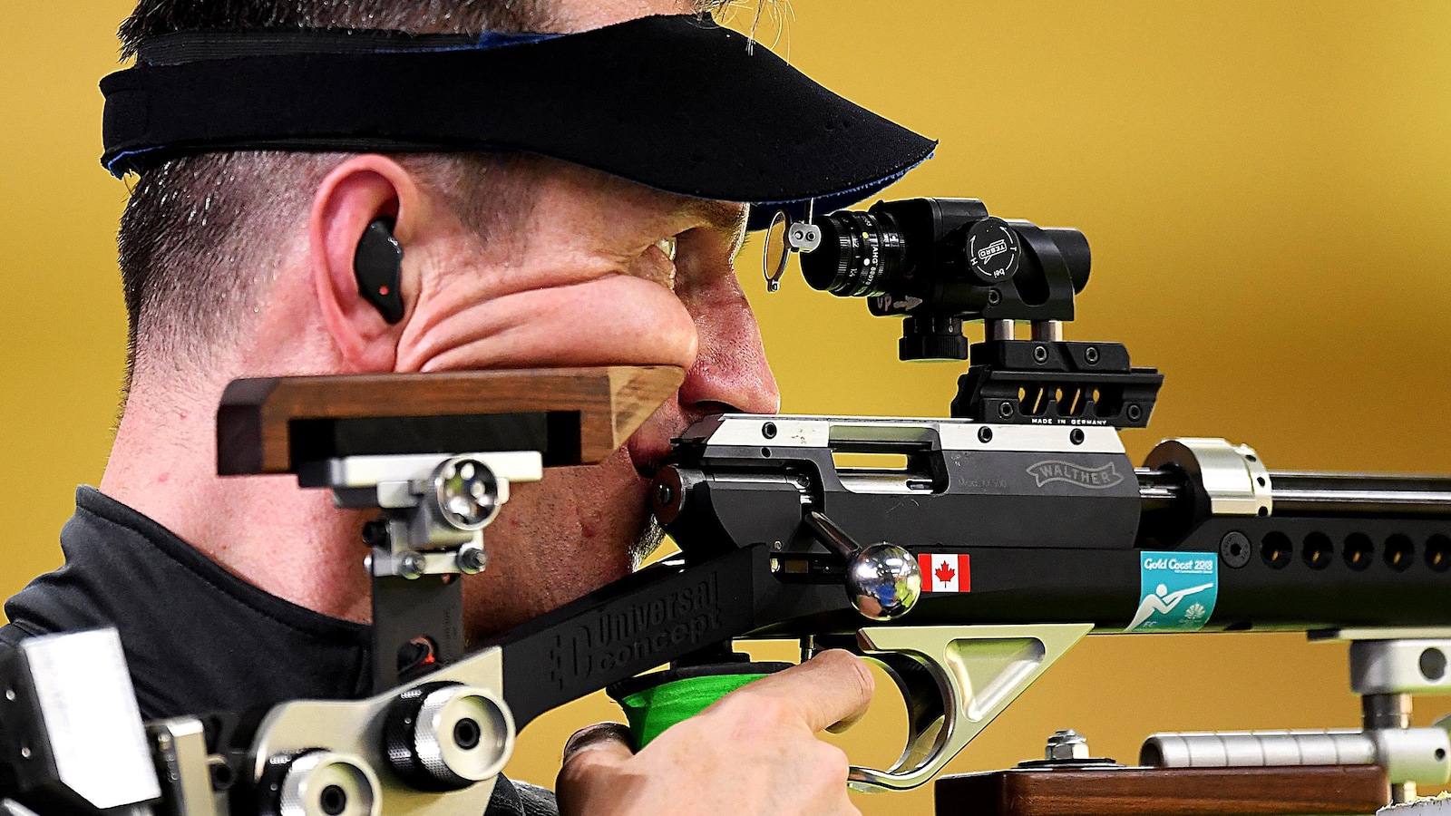 Le Canadien Grzegorz Sych vise sa cible pendant le concours de tir à la carabine 3 positions des Jeux du Commonwealth