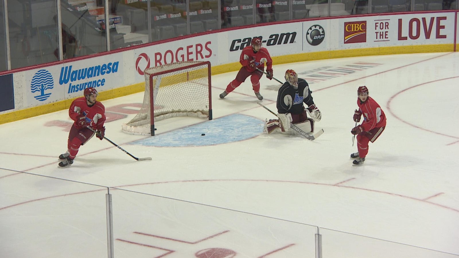 Joueurs de hockey et gardien de but à l'entraînement au centre Brandt à Regina
